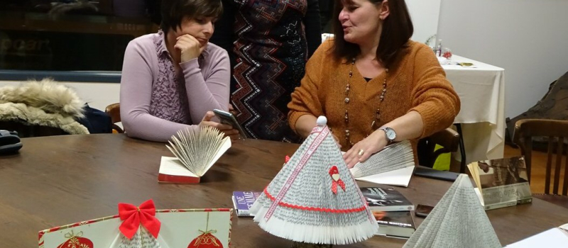 L'art de plier les pages d'un livre pour en faire un sapin de Noël 