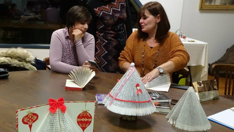 L'art de plier les pages d'un livre pour en faire un sapin de Noël 