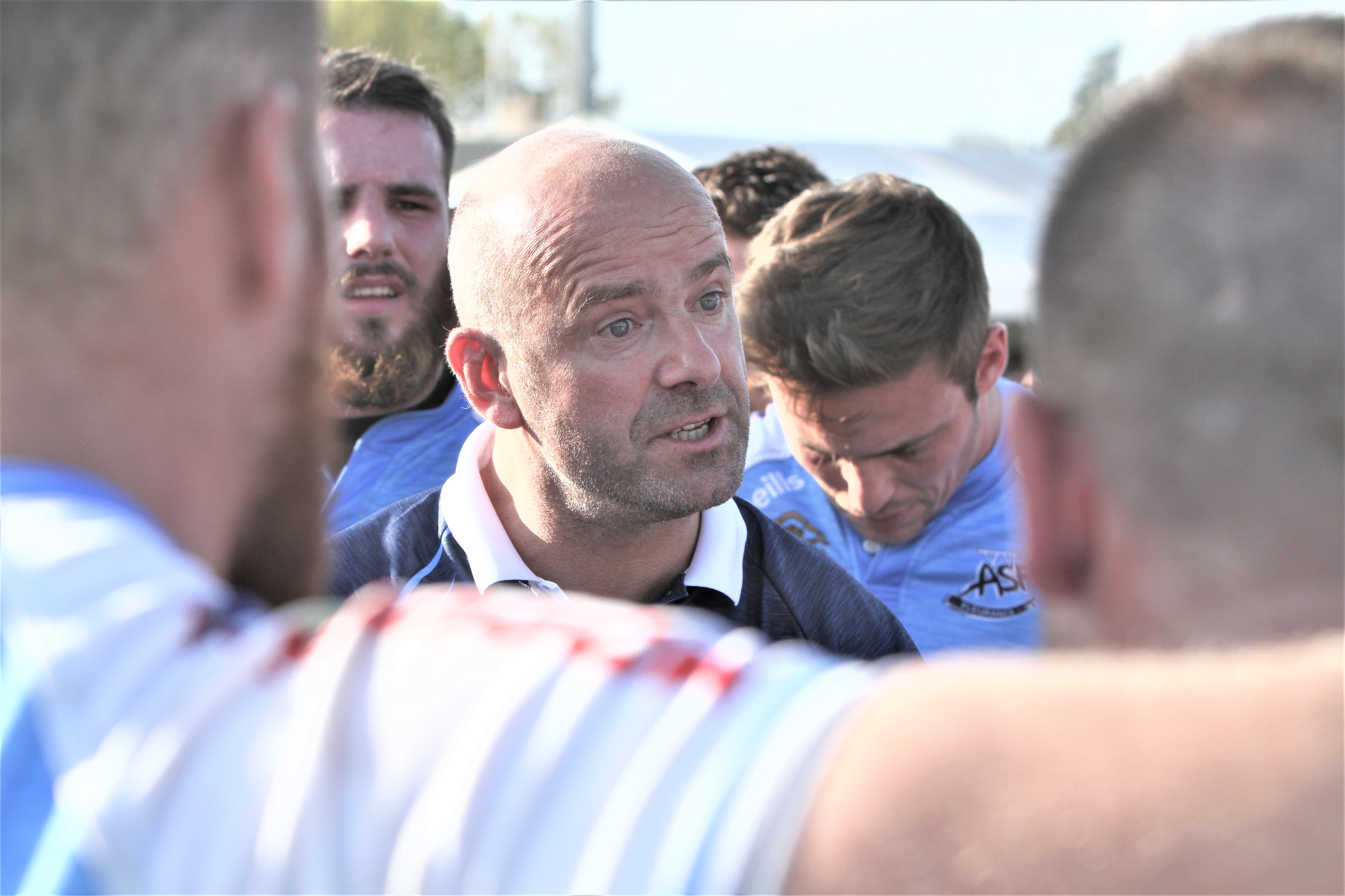 Mickaël Carré au milieu de ses joueurs après le match contre Bagnères.