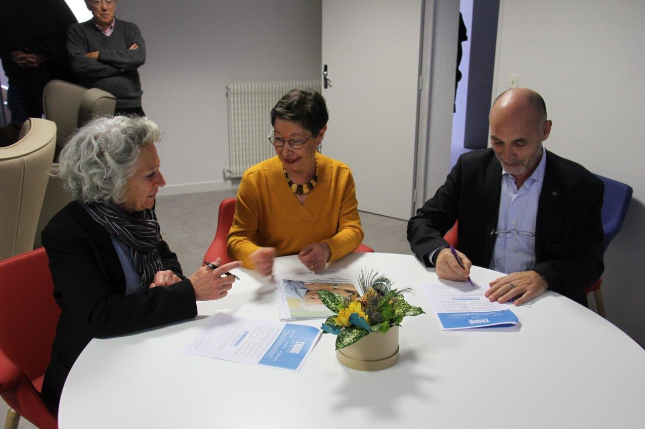 Raymonde Barthe, Lydia Torrés et Gérard Dubrac signent la charte - Photos Marc Le Saux