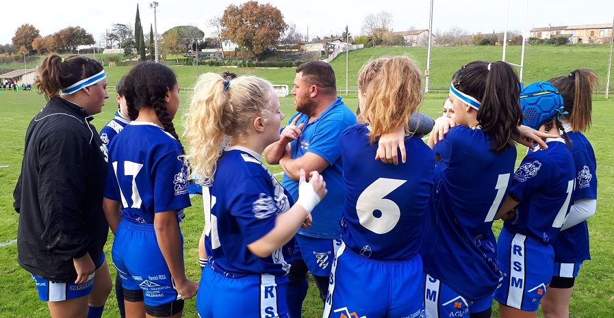 L’échauffement des bleues "encouragées" par leur entraîneur 