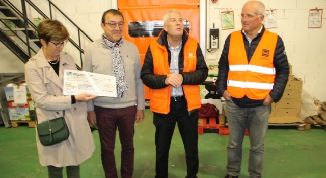 Remise de chèque par Nadine Aubian et Alain Dispan