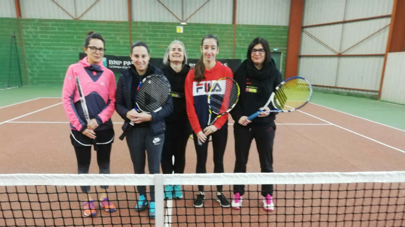 Les dames investissent les courts avec succès