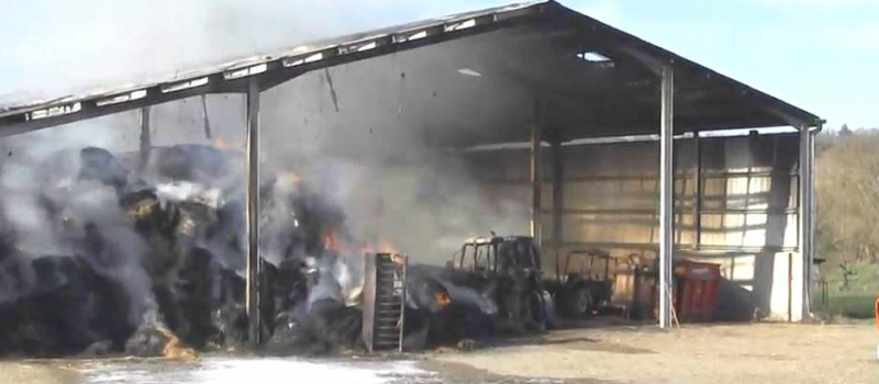 Un hangar agricole détruit par les flammes, deux hommes intoxiqués et six vaches légèrement brûlées