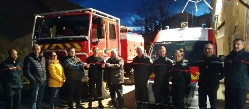 Remise de clés du camion-citerne feux de forêts et du VSAV au CIS
