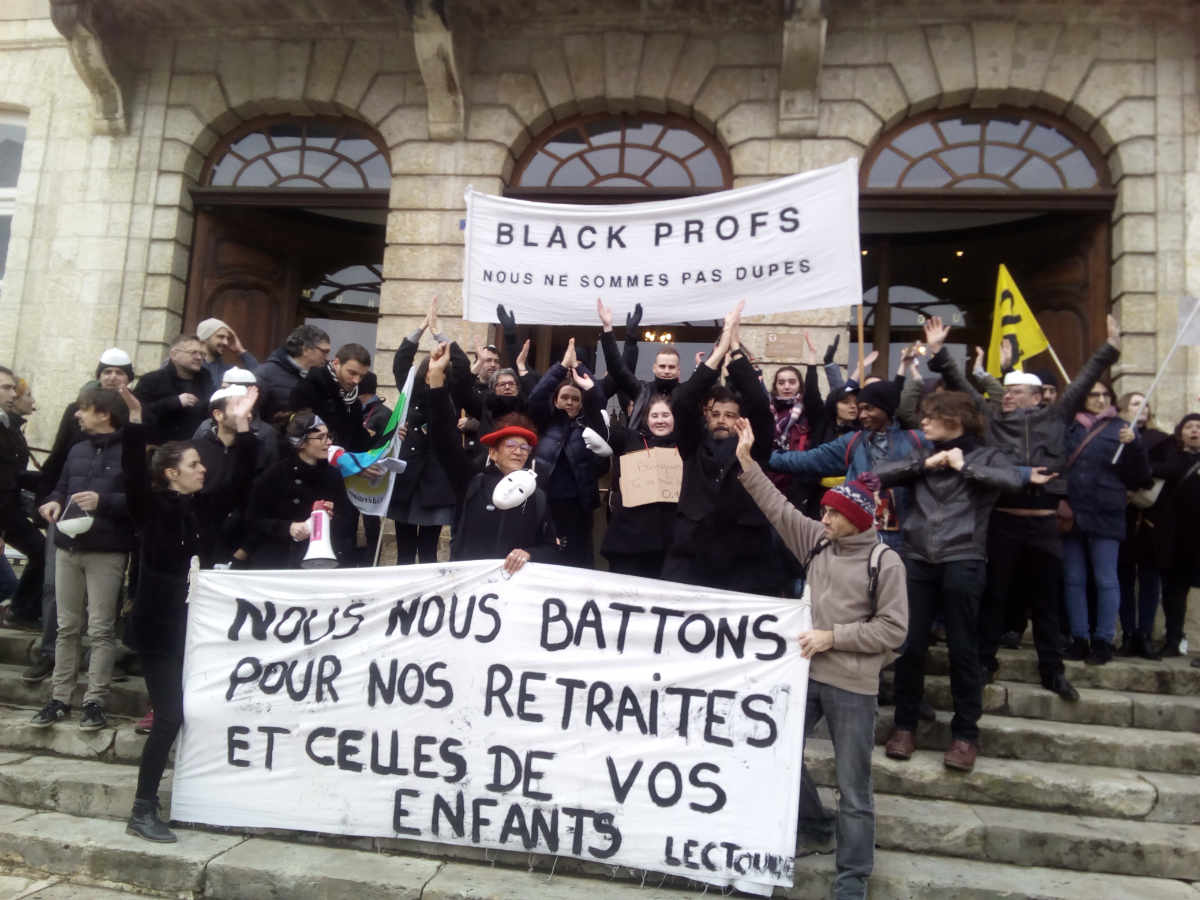 Sur les marches d'accès à la mairie - Photo DR
