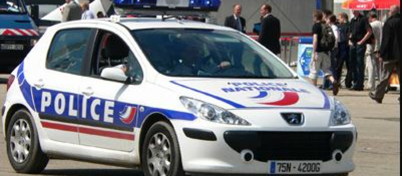 Un véhicule de police percuté par un camion