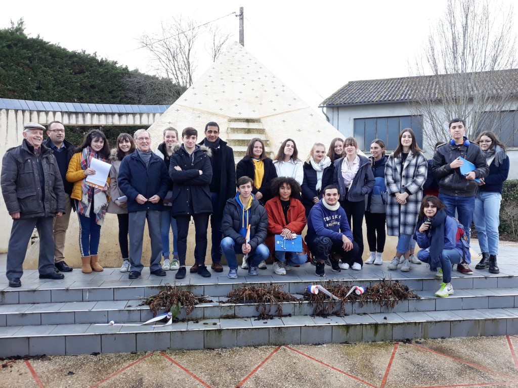 Les lycéens et les témoins du conflit devant le mémorial.