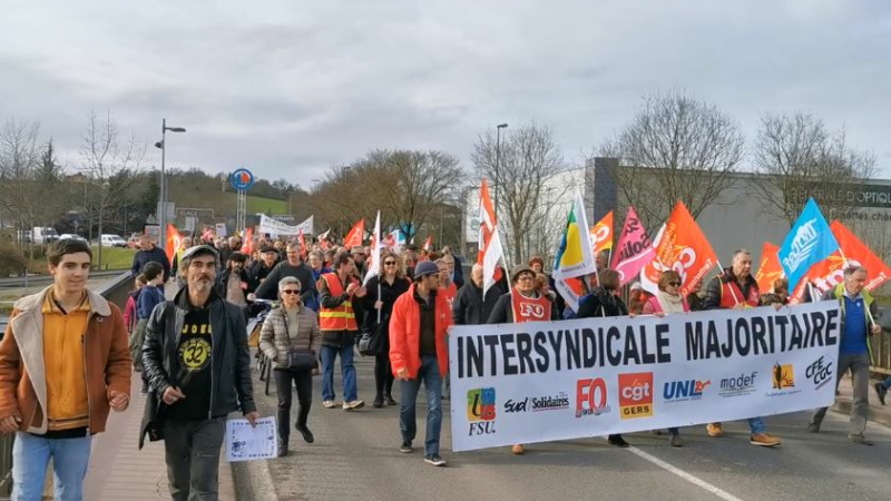 Manif retraites : les Black Prof de AGéducation32 et l'intersyndicale ont envahi le Centre Leclerc