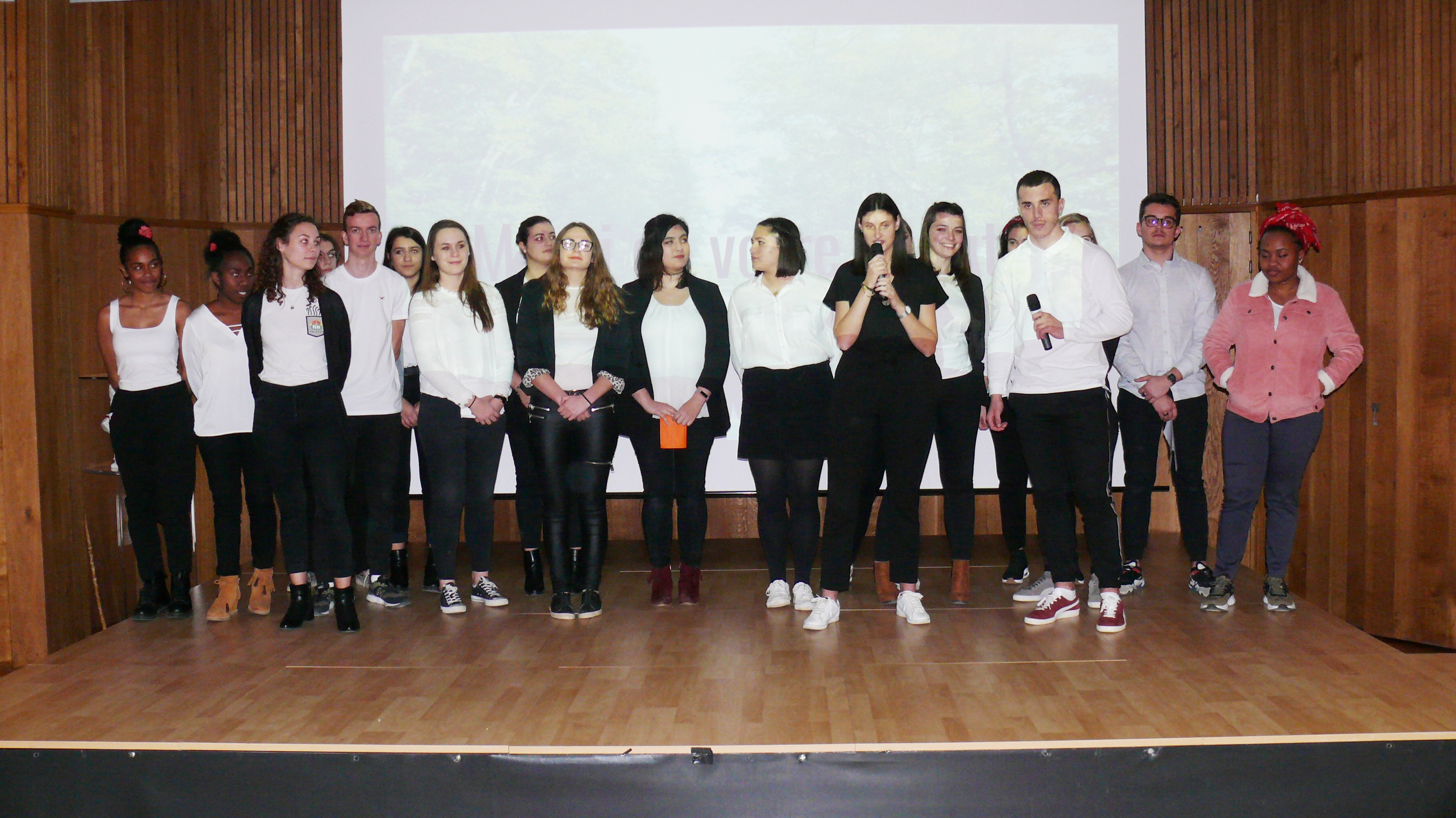 Les 19 lycéens à l'issu de leur exposé.