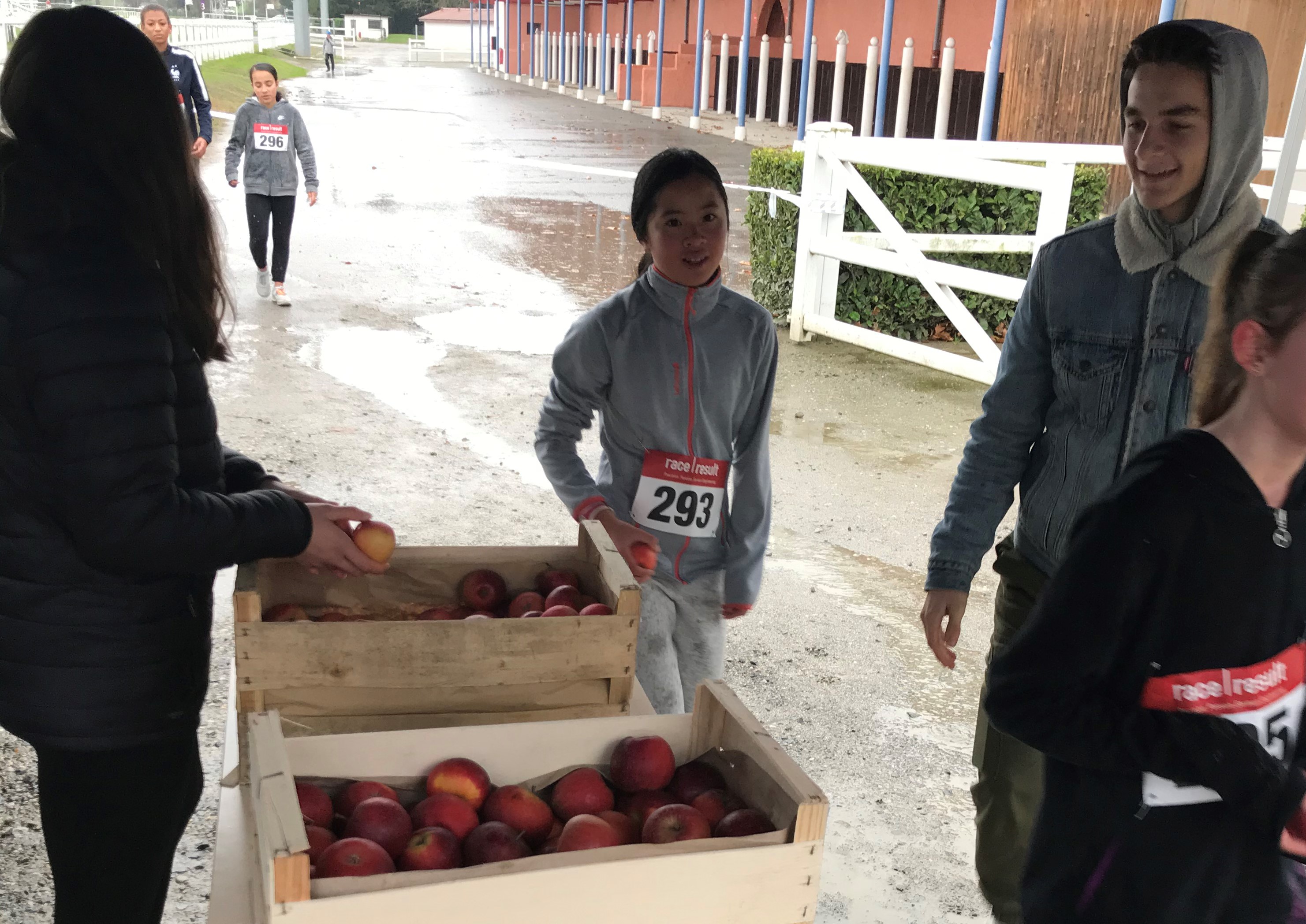 Des pommes bio à l'arrivée du cross UNSS