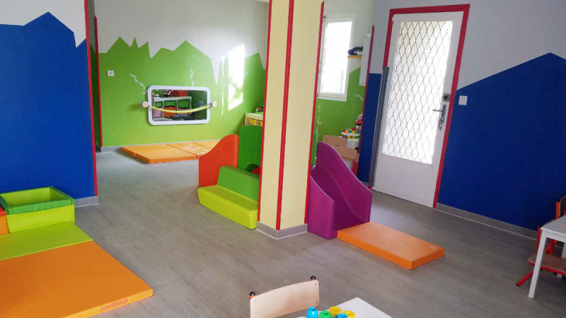 Jeunes parents à la recherche d'une solution pour faire garder bébé