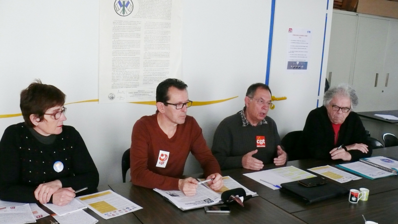 Les deux intersyndicales, santé et retraites, manifestent vendredi 14 fevrier.
