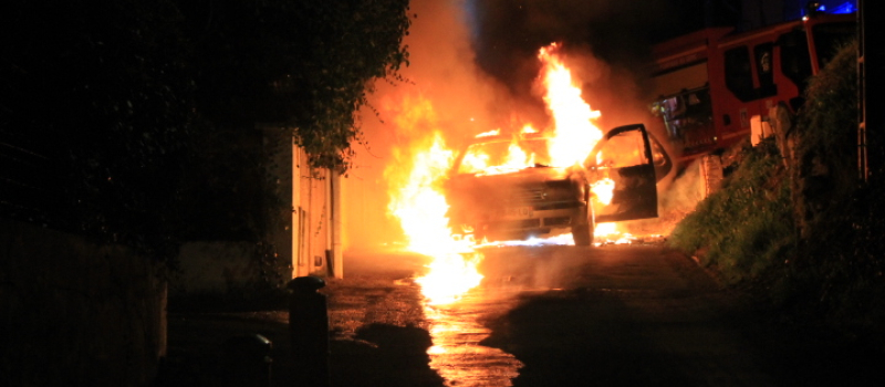 La voiture s'enflamme, la conductrice s'en extirpe juste à temps