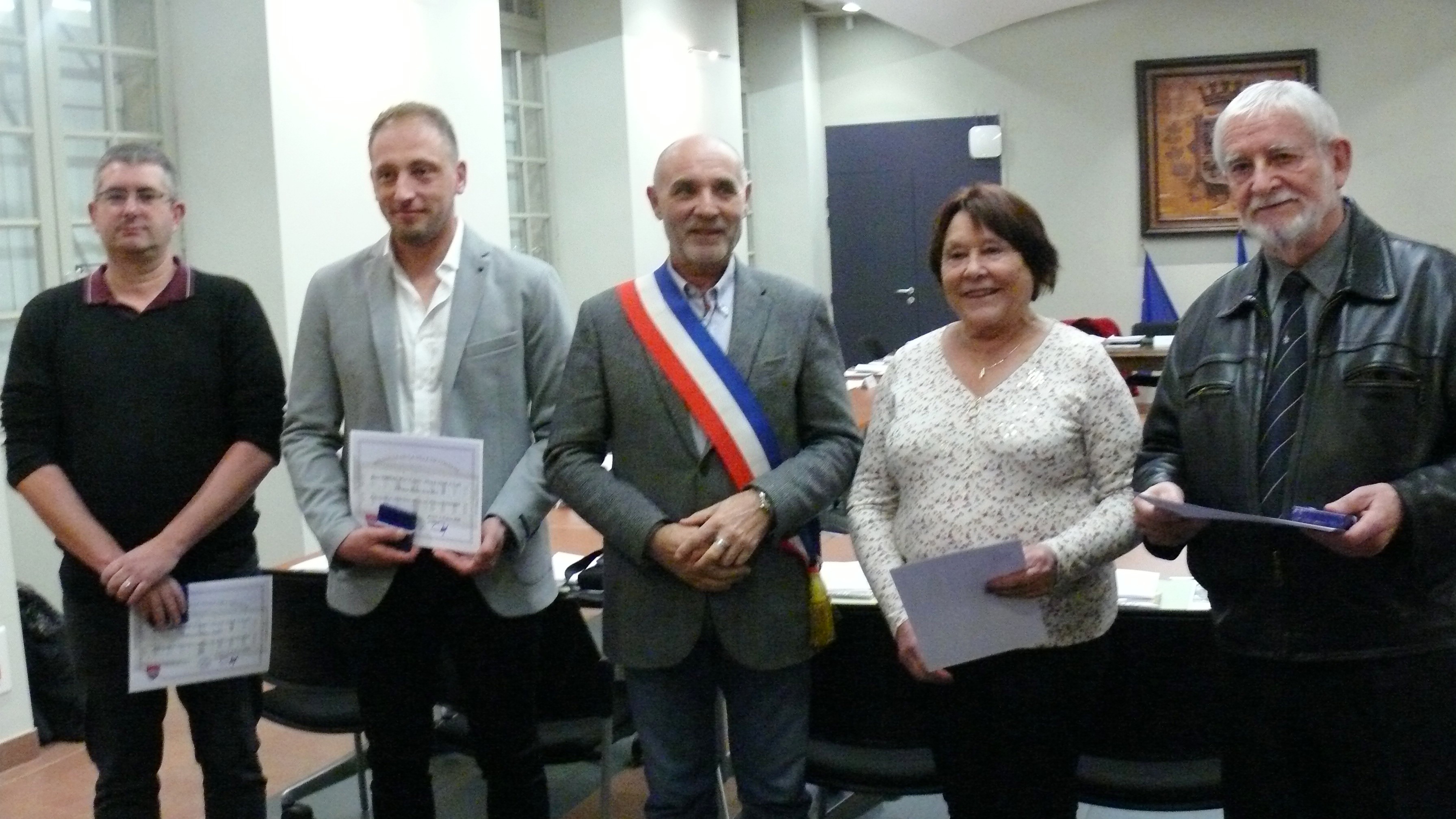 Le maire Gérard Dubrac entouré de Anthony Chapron, Mathieu Saint-Marc, Yvette Castagnet et Alain Geay.
