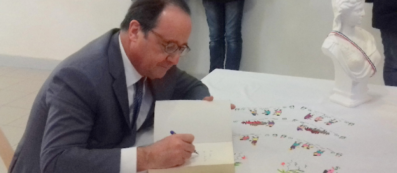 Le président Hollande dédicace (suite...)