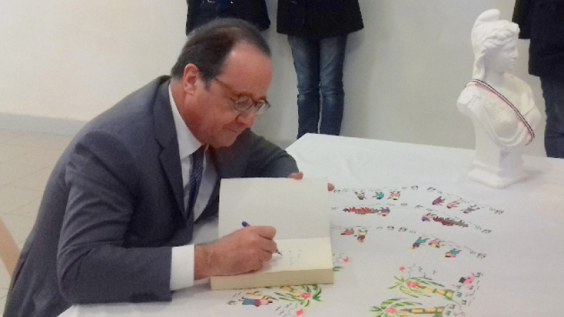 Le président Hollande dédicace (suite...)