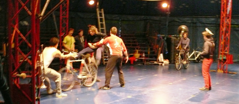 Spectacle participatif avec la fanfare cirque, Circa Tsuïca.