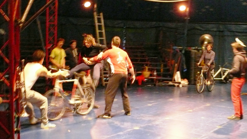 Spectacle participatif avec la fanfare cirque, Circa Tsuïca.