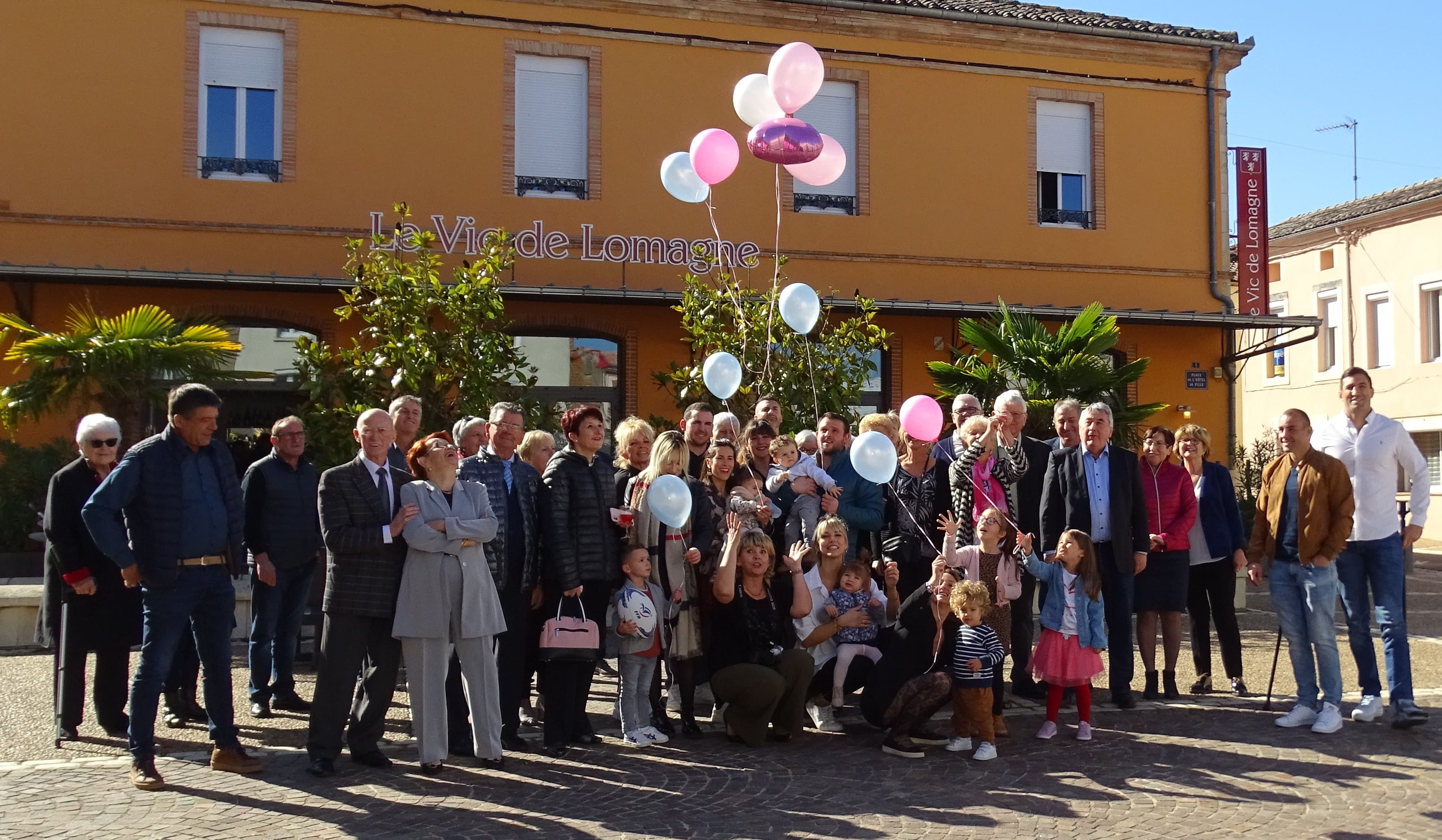 Toute une famille autour de Rose pour un lâcher de ballons majoritairement roses.