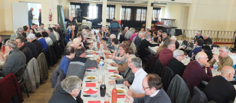 Ambiance familiale au repas de la chasse
