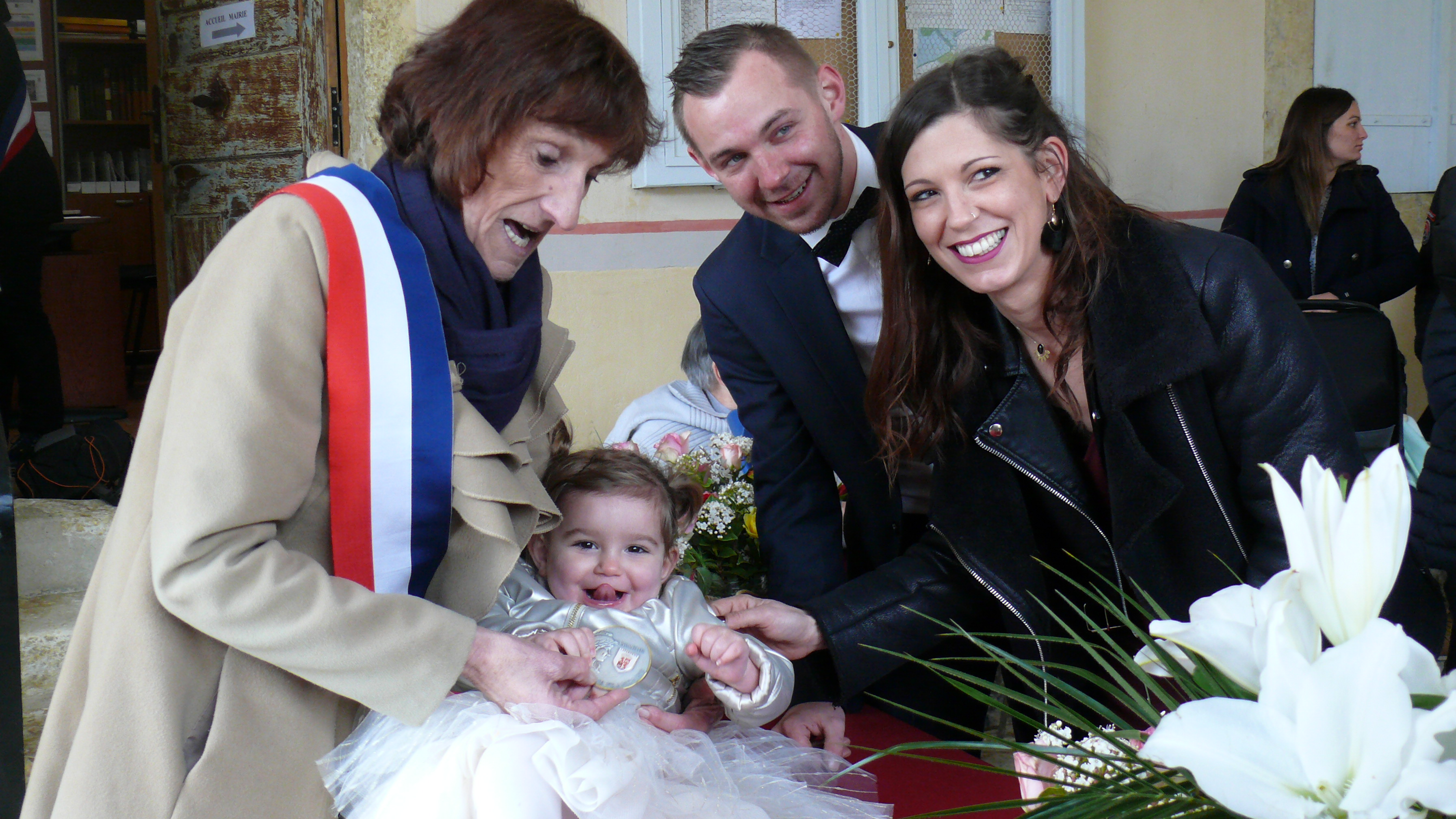 Nicole Pascolini remet la médaille de la ville de Lavardens à Héloïse entourée de ses parents.