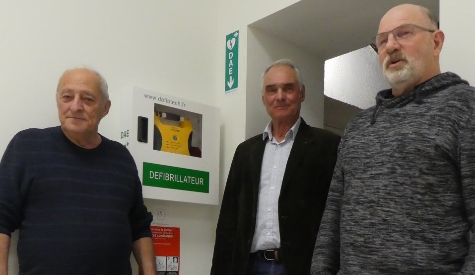Le maire avec deux des responsables donateurs