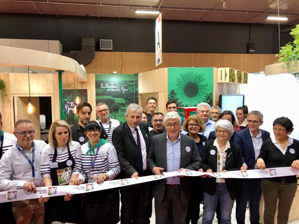 Inauguration du stand du Conseil Départemental du Gers par le Président Philippe Martin en présence des députés Gisèle Biemouret et Jean René Cazeneuve , de Stéphane Troussel, president du Conseil Départemental de la Seine Saint Denis, des conseillers départementaux Charlette Boué, Chantal Dejean , Philippe Dupouy et Bernard Gendre ainsi que des producteurs présents à cette 57ème édition du salon de l’agriculture.

