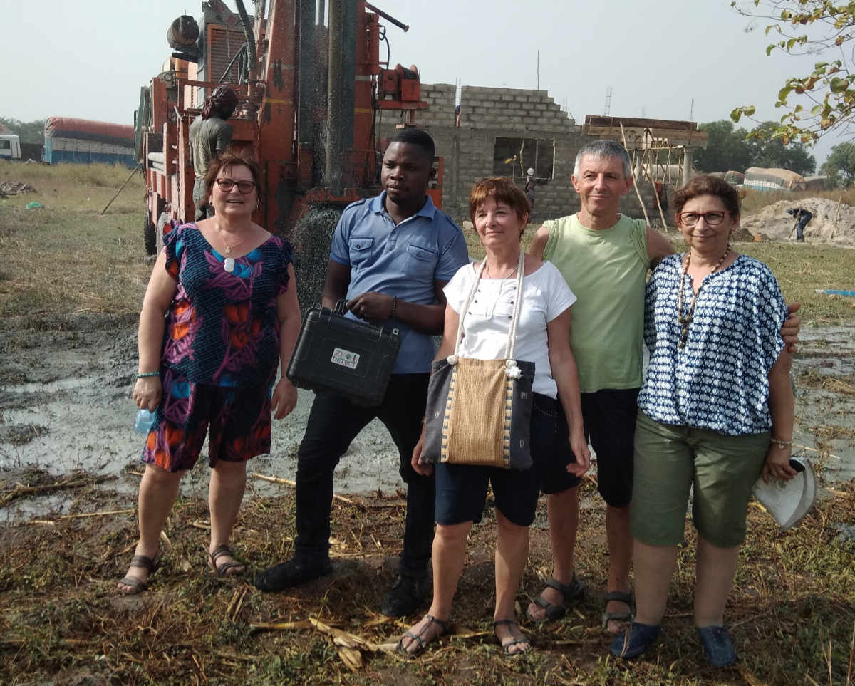 L'équipe de Soki Yo Te Nani et le technicien qui a trouvé où se situait la nappe d'eau