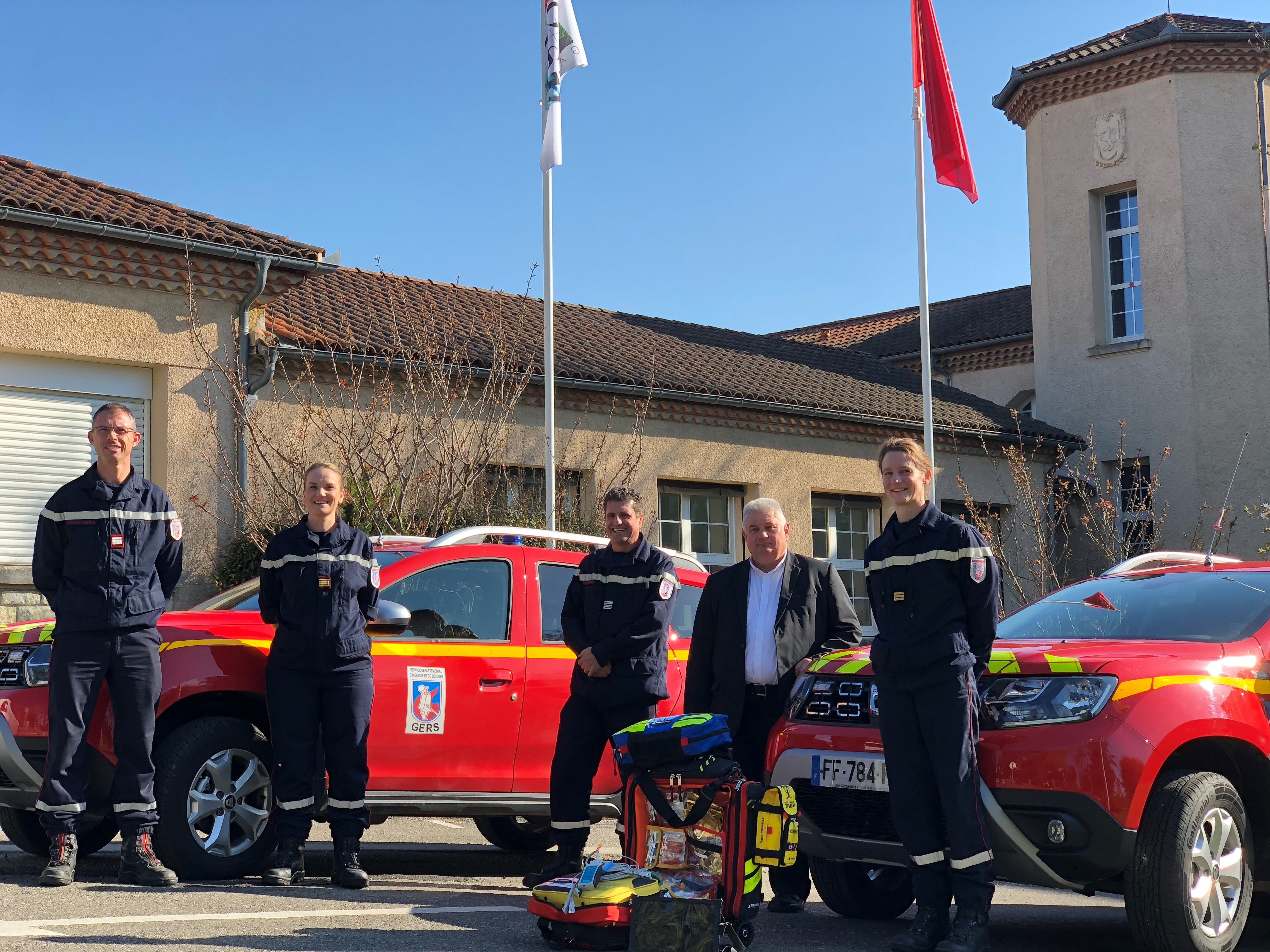 Remise des clefs au SDIS en présence Libesth Deguilhem pharmacienne chef; Bernard Gendre, président du SDIS 32, Colonel Xavier Pergaud; Émilie Mercier, Médecin chef Commandant; Florent Zadro, Infirmier chef.