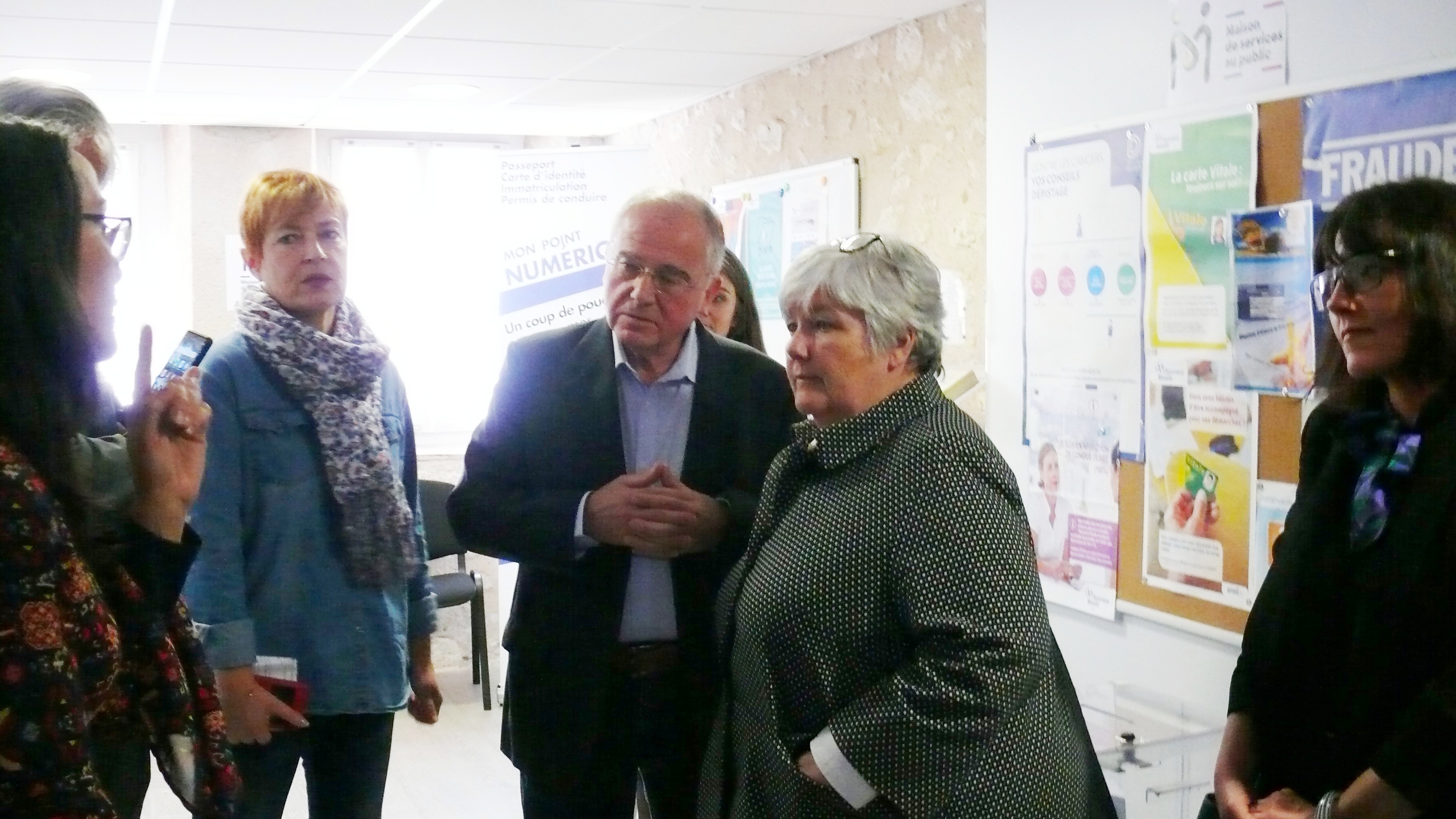 Jacqueline Gourault avec Gérard Duclos, maire de Lectoure, lors de sa visite dans le Gers, le 22 mars 2019