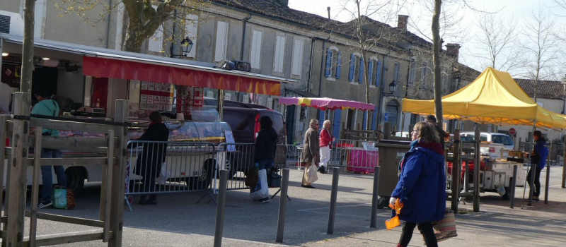 Grâce à une dérogation, le marché de plein vent peut se dérouler chaque vendredi 