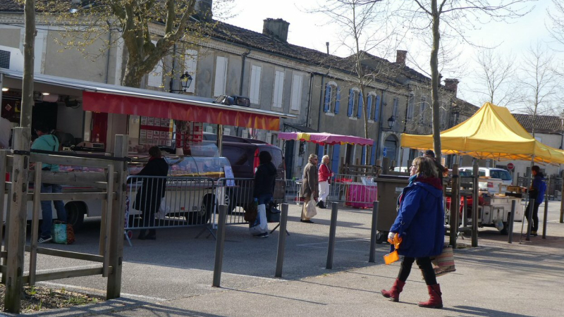 Grâce à une dérogation, le marché de plein vent peut se dérouler chaque vendredi 