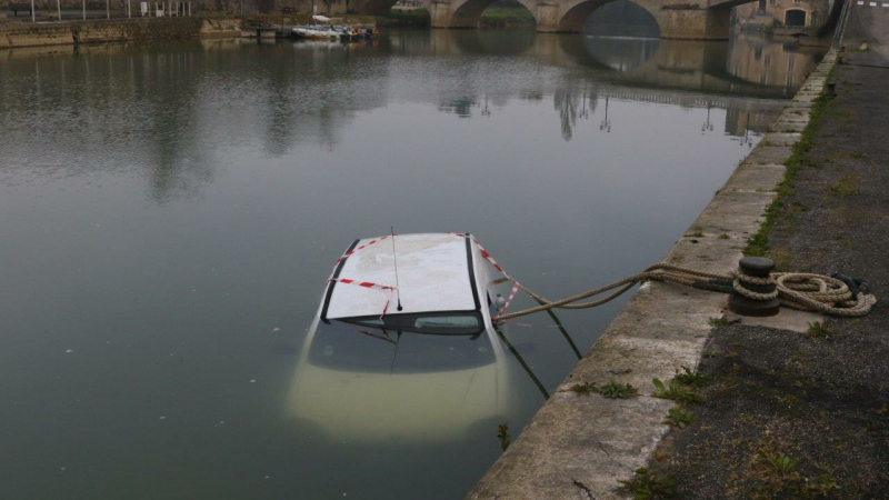 Une voiture dans les eaux de la Baïse, à Condom