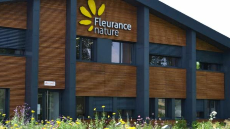 Fleurance nature fait don de 10 000 crèmes mains