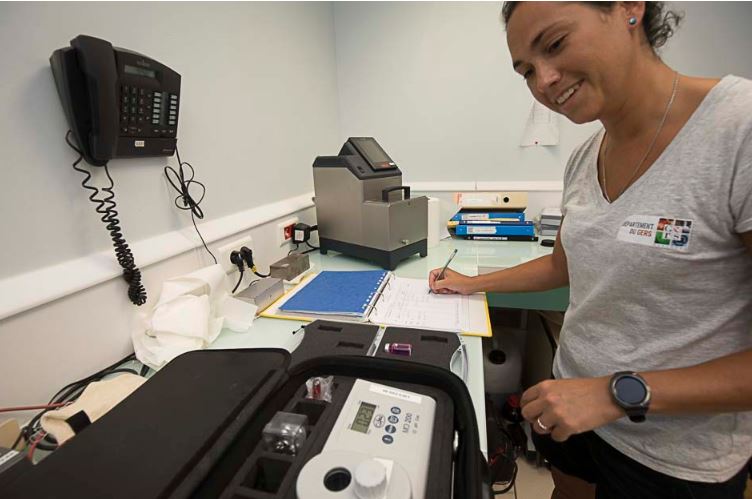 Dans le laboratoire départemental, une laborantine lors de ses travaux.