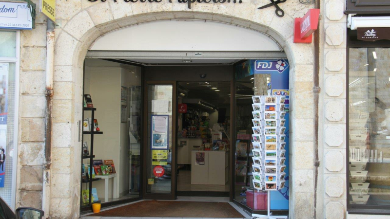Le retour de la presse Place Saint Pierre