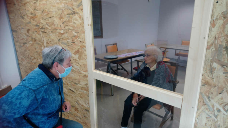 Rompre l'isolement ; renouer le contact