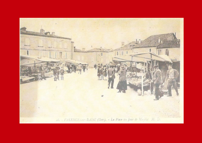 Une carte postale d'autrefois représentant la place, un jour de marché