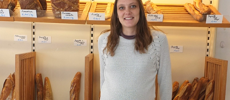 Swetlana Richir, devant ses baguettes de pain, prêtes pour les nouveaux clients