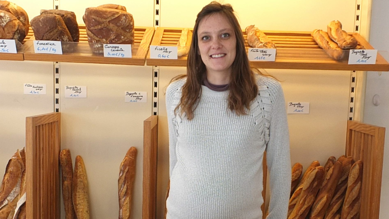 Swetlana Richir, devant ses baguettes de pain, prêtes pour les nouveaux clients