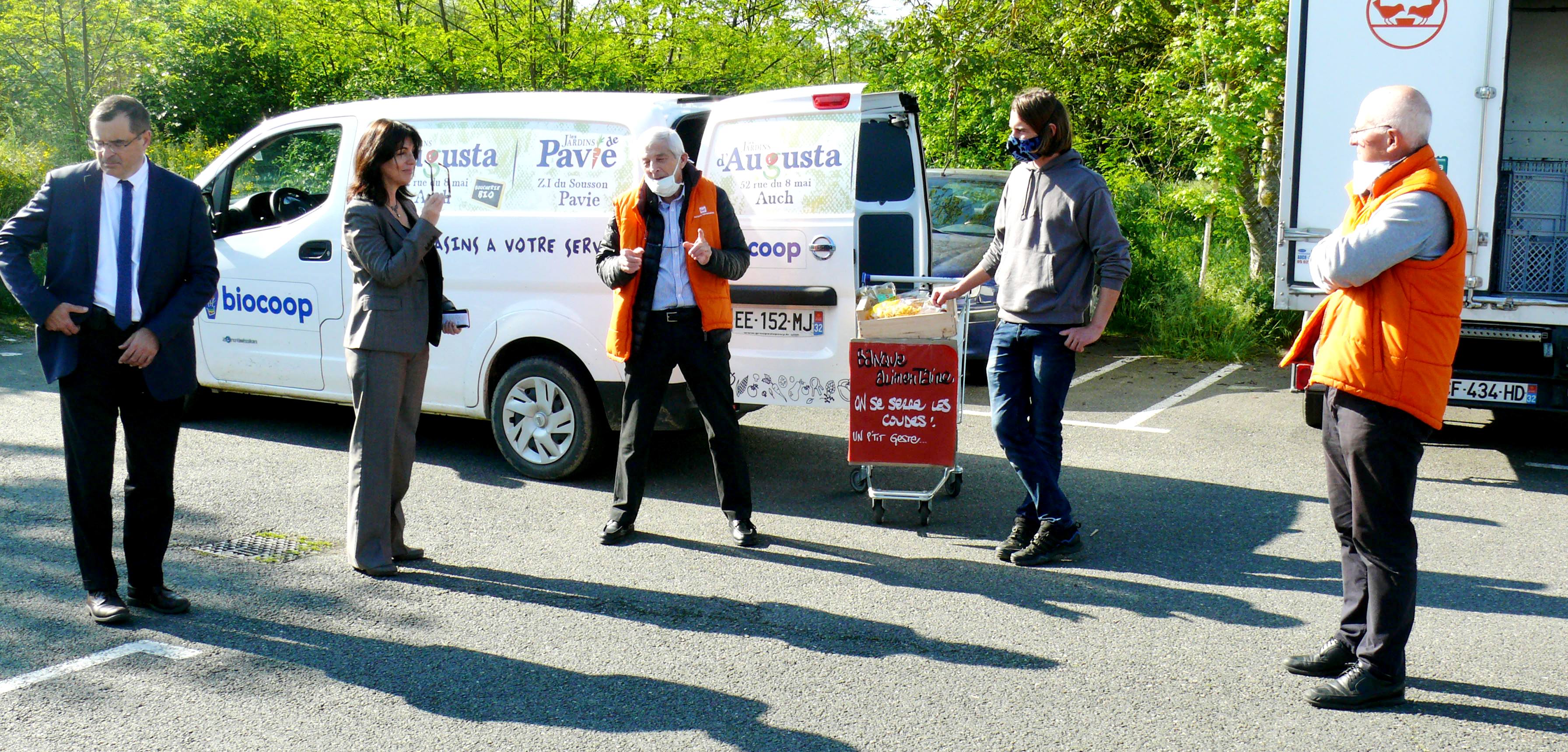 Stéphane Guiguet, Catherine Séguin, Pierre Buffo, Jérémy Beulque et Serge Arquier ont participé à la livraison de la collecte hebdomadaire de Biocoop.