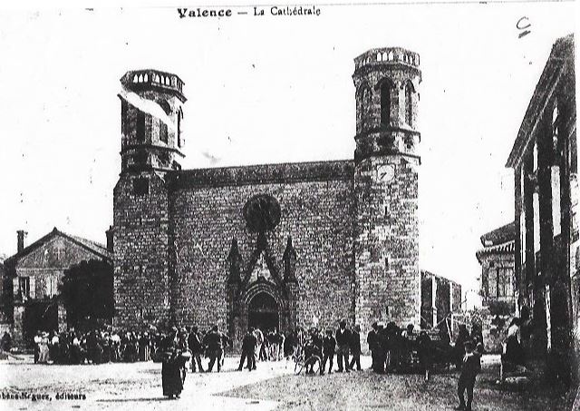 Une vue de l'église, un jour de messe 