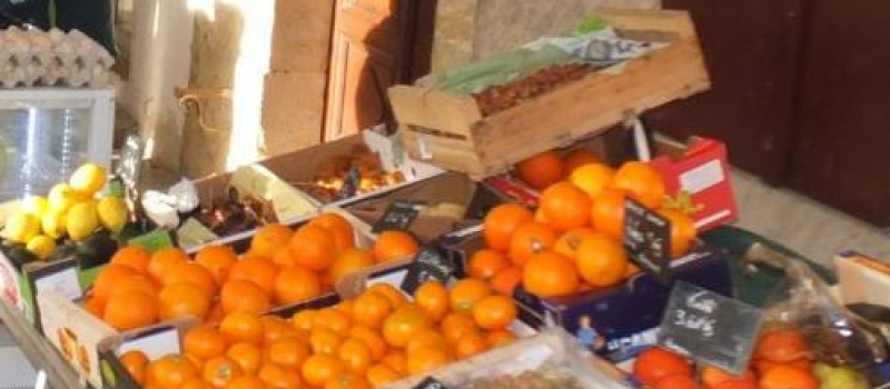 Deux étals pour faire office de marché hebdomadaire
