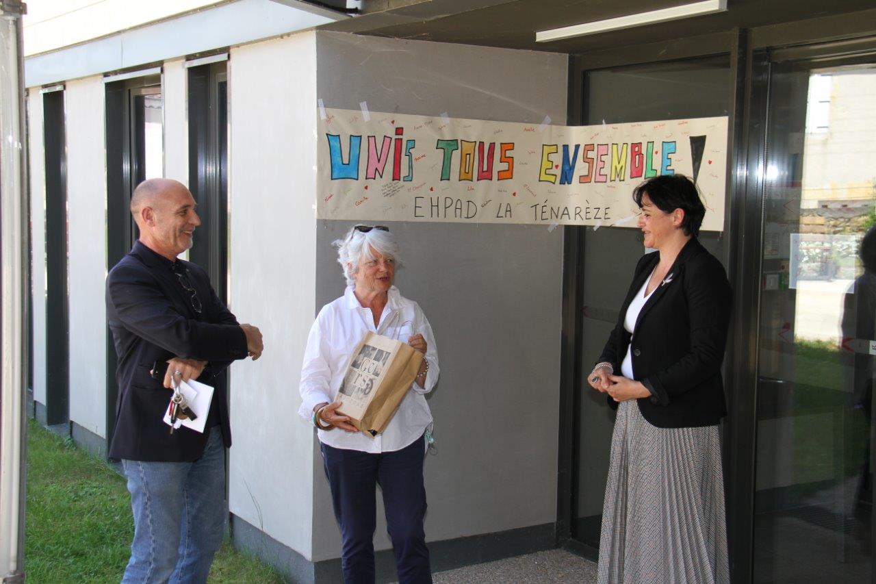 Gérard Dubrac et Gisèle Biémouret livre à Valérie Laurent, directrice de l'EHPAD de la Ténarèze, une tablette et sa notice explicative