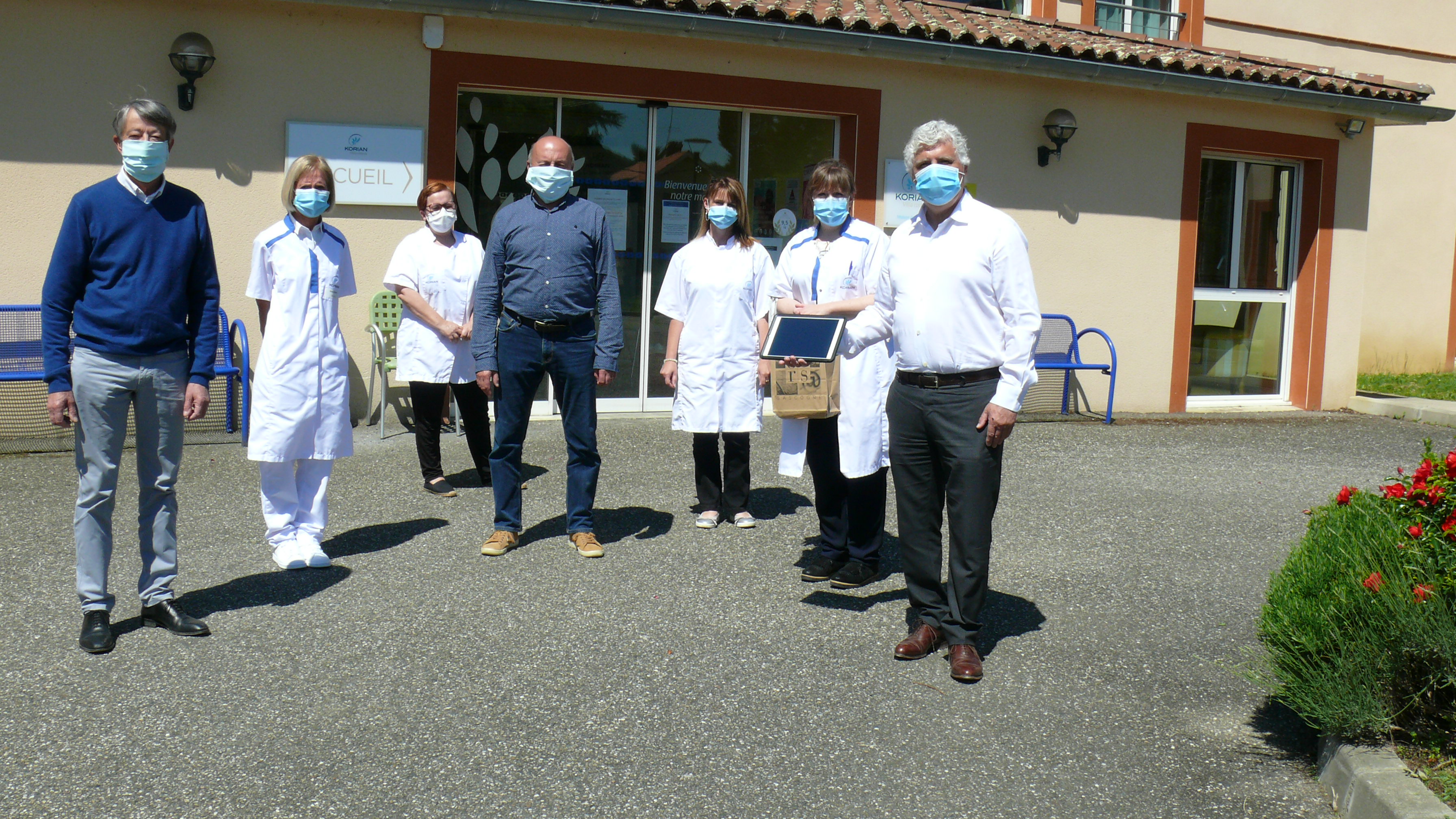 Remise de la tablette à Castéra-Verduzan en présence du personnel soignant.