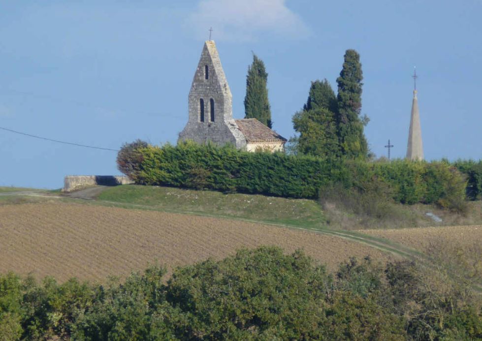 La reconnaissez-vous cette chapelle, avec l'église du village en contrebas ? - Photo ED