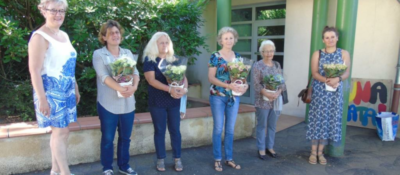 Les  couturières au bon coeur remerciées et  fleuries .