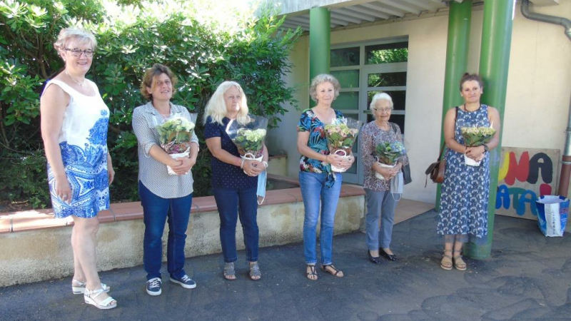 Les  couturières au bon coeur remerciées et  fleuries .