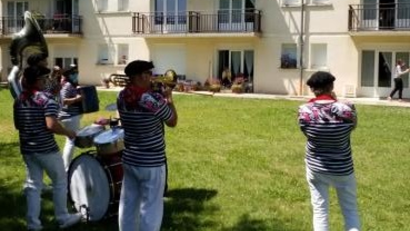 Une fanfare  à l'Hôpital et à Château Fleuri 
